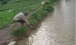 Bàng hoàng phát hiện xác 2 thai nhi dưới mương nước