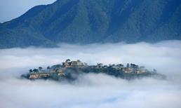 Lâu đài trong mây huyền bí ở Nhật Bản