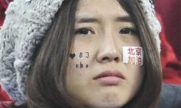 Nữ CĐV bóng rổ bỗng chốc nổi tiếng vì buồn cũng quá xinh đẹp