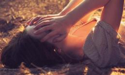 "Anh quên cài khuy áo ngực cho em"