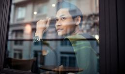 MC Hồng Phúc khoe vẻ lãng tử giữa Thủ đô