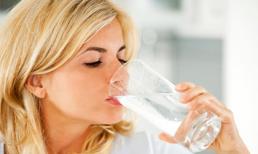 11 công dụng tuyệt vời của một cốc nước ấm