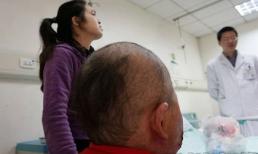 Trung Quốc: Bé trai 9 tuổi có làn da nứt nẻ như da rắn