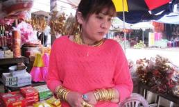 Người phụ nữ đeo cả trăm cây vàng xuất hiện nơi đông người