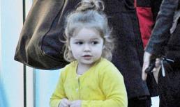 Harper tung tăng "dẫn đường" cho mẹ và anh trai