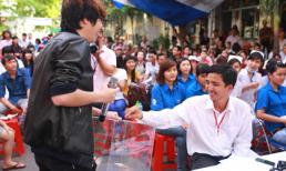 Bùi Anh Tuấn vừa hát vừa xin tiền