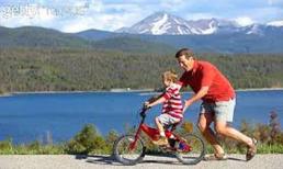 Giúp con tự tập đi xe đạp