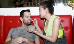 Bắt gặp Thu Thủy ân cần "bón" cháo cho trai Tây