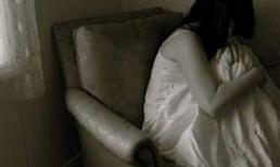 Mẹ lạm dụng tình dục dí bóng đèn vào vùng kín con gái