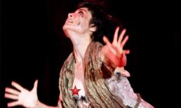 Diễm My hở trọn vòng 1 trên sân khấu