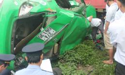 Taxi Mai Linh bị tàu hỏa tông bẹp dúm