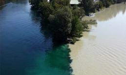 Đẹp lạ những dòng sông có hai màu tương phản