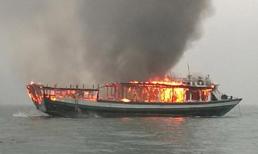 Tàu nghỉ đêm bất ngờ bốc cháy trên vịnh Hạ Long