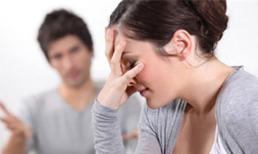 Chồng đè ngửa mặt tôi ra mà chà xát cho thỏa cơn điên