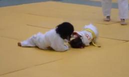 Màn đấu võ siêu hài của 2 võ sĩ nhí