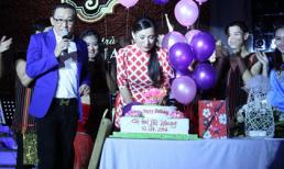 Phi Nhung thổi nến đón sinh nhật trên sân khấu
