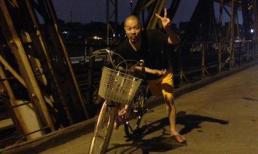 Đức Hùng quần đùi đạp xe đi diễn