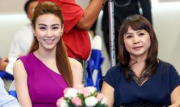 Ngân Khánh ngọt ngào với tone tím, đi dự tiệc cùng mẹ