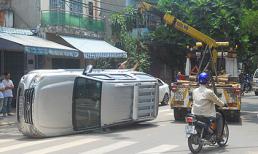 Ô tô 7 chỗ mất lái, tông xe liên hoàn