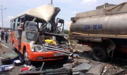 Xe khách nát bét khi đâm xe bồn, 4 người chết tại chỗ
