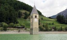 Tháp chuông quyến rũ giữa hồ nước Ý