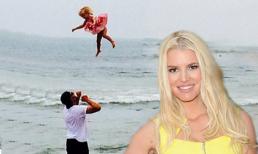 Hoảng hốt trước bức ảnh chồng Jessica Simpson tung con như quả bóng