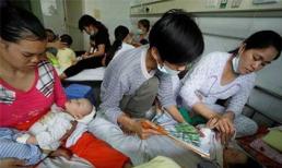 Trẻ nổ con ngươi vì bố mẹ chăm bệnh sởi sai cách