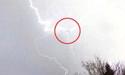Kinh ngạc máy bay bị sét đánh trúng 3 lần cùng lúc
