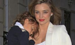 Nhóc Flynn say ngủ trên vai mẹ Miranda cực yêu