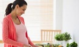 Phụ nữ mang thai dưới ba tháng có thể bị sảy thai nếu uống nước dừa?