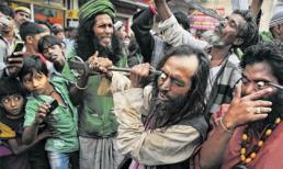 Rợn tóc gáy trước màn biểu diễn dùng dao chọc vào mắt