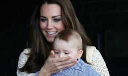 Công nương Anh không ngớt tay lau dãi cho hoàng tử George