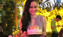 Á hậu Kim Duyên được tặng bánh kem hình vương miện