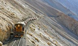 Vẻ hoang vu của tuyến đường sắt cổ chênh vênh lưng chừng núi