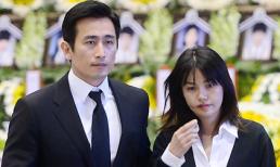 Vợ chồng Cha In Pyo rơi lệ trong lễ viếng nạn nhân vụ chìm phà