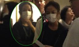 Triệu Vy như gái quê với 'mốt' bịt khẩu trang xem triển lãm