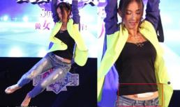 Trương Bá Chi bay lượn trên không, lộ vật thể lạ ở bụng