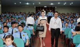 Tân Hoa hậu Bùi Thị Hà rạng rỡ trước 500 nhân viên