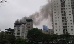 HN: Quán cà phê bốc cháy, khách hàng hốt hoảng tháo chạy 