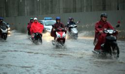 Đường phố Hà Nội thành "sông" sau cơn mưa đầu mùa