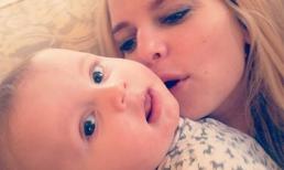 Khoảnh khắc mỹ nhân Hollywood hôn các nhóc tì "chùn chụt"