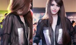 Andrea táo bạo với thời trang không nội y