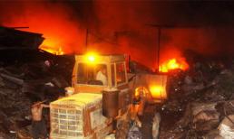 Cháy nổ kho phế liệu giữa đêm, người dân xung quanh hoảng loạn