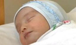 Xót xa một bé sơ sinh bụ bẫm bị bỏ thùng giấy vứt ở bãi rác