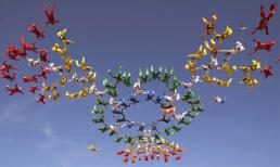 222 người cùng bung dù tạo hoa từ độ cao 5.791m