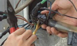 Cột chống mái hiên rò điện, bé trai 8 tuổi bị điện giật chết