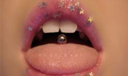 Táo bạo mốt làm đẹp với môi và lưỡi