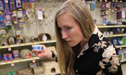 Cô gái có sở thích ăn giun, dế