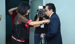 Vợ Elvis Phương tất bật "chăm" chồng trong hậu trường