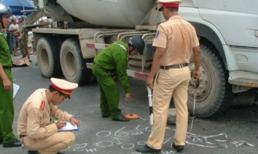 Đi mua bánh sinh nhật, ba mẹ con chết thảm dưới gầm ô tô tải